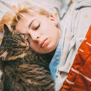 Understanding the Symbolism Behind Dreams of Cats Sleeping Above Your Head