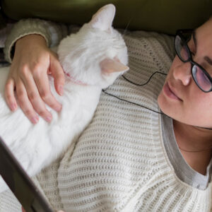 cat sleeping on my chest spiritual meaning