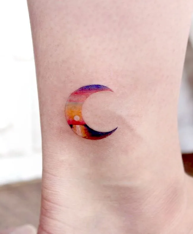 The significance of the Half Moon Tattoo: Revealing the Meaning Behind the Ink